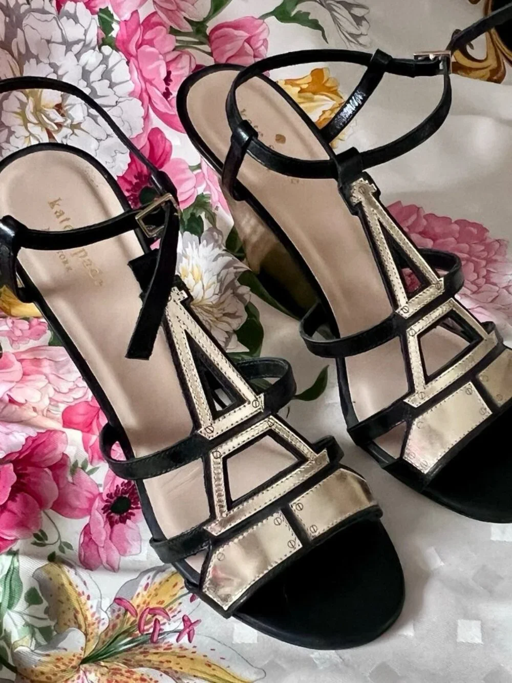 KATE SPADE DESIGNER “EIFFEL TOWER” BLACK & METALLIC GOLD WITH GOLD WEDGE HEELS - Picture 4 of 8